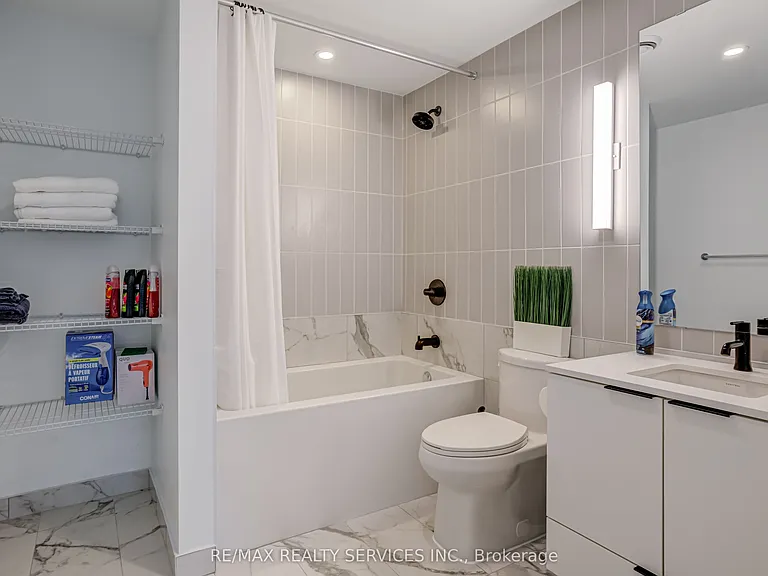 327 King St W #4106 — Photo 32