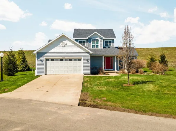 7031 Applewood Dr, Charlevoix, MI 49720