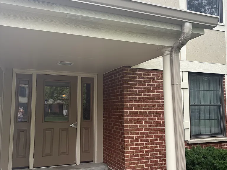 1056 Deerpath Ct — Photo 2
