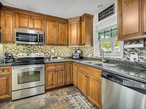 5th image of 305 Lawton St