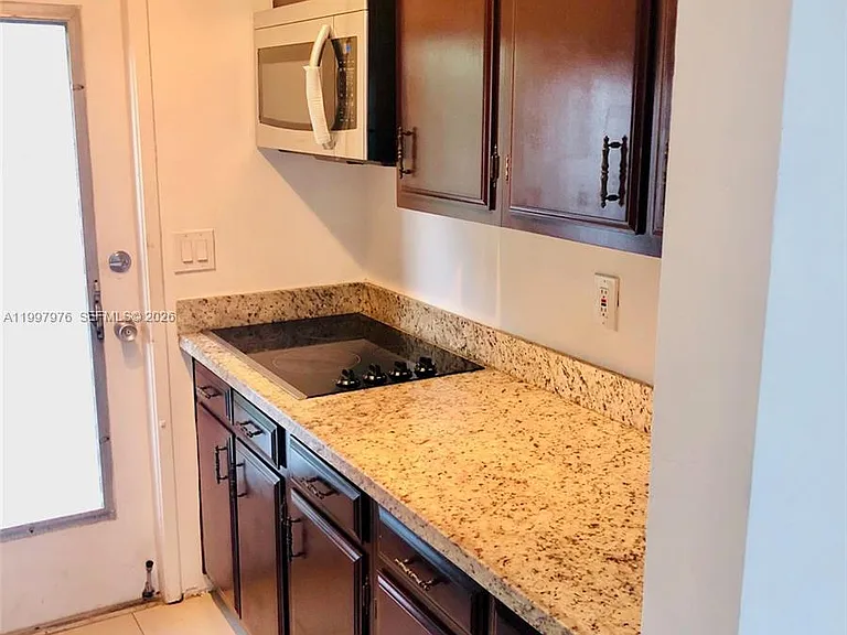 1025 SE 15th St #9D — Photo 8