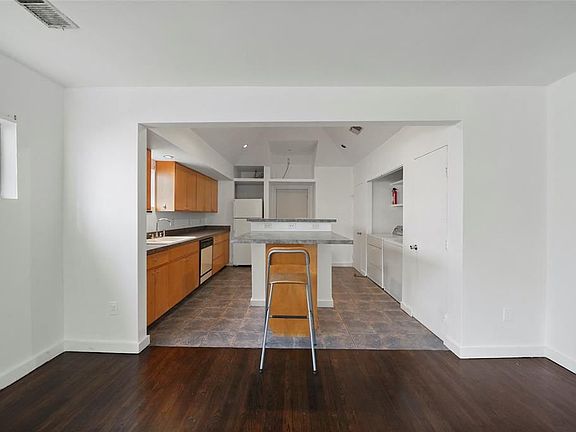 3rd image of 617 E 12th 1/2 St