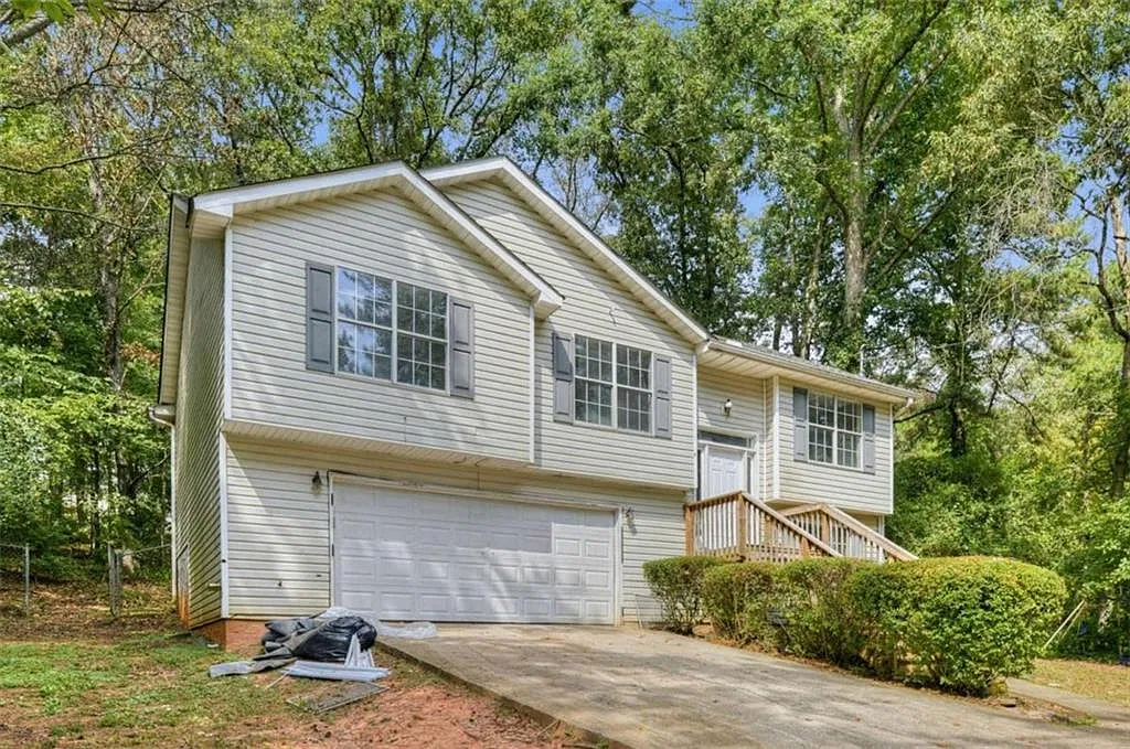 3 bed, 2.0 bath, 1415 sqft, $2,040 — Photo 1