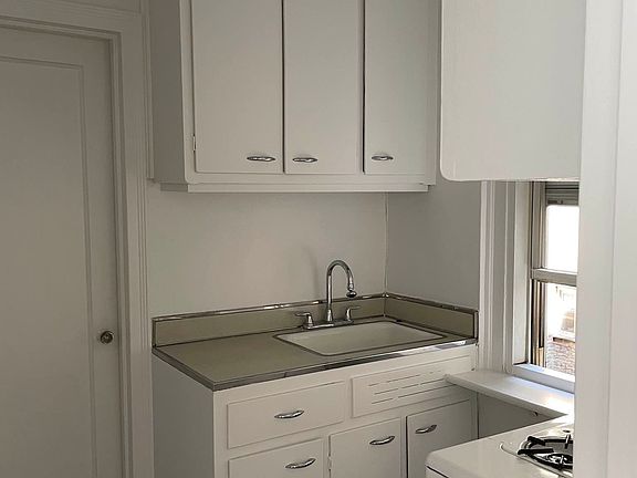 5th image of 321 E 43rd St APT 508