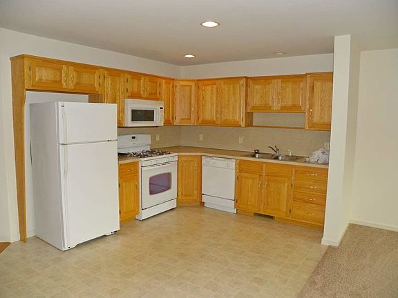 3rd image of 326 Hill St