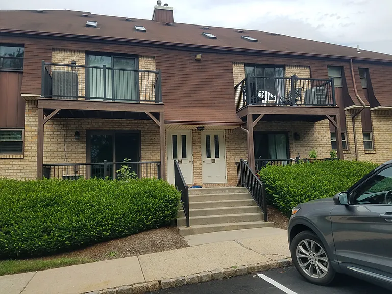 806 Yorkshire Dr — Photo 8