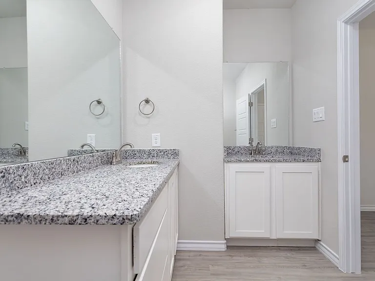 502 Hudson St — Photo 6
