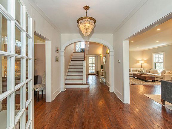 5th image of 104 Gates Ave