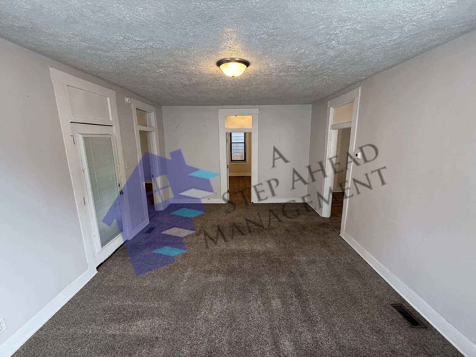 1119 Woodlawn Ave — Photo 3