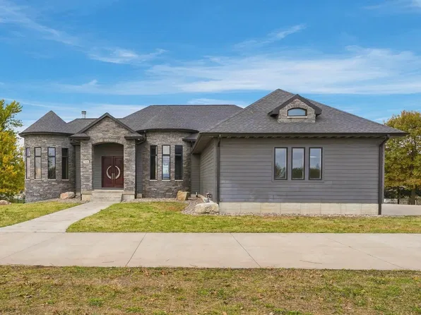 1925 W Greenhill Rd, Cedar Falls, IA 50613