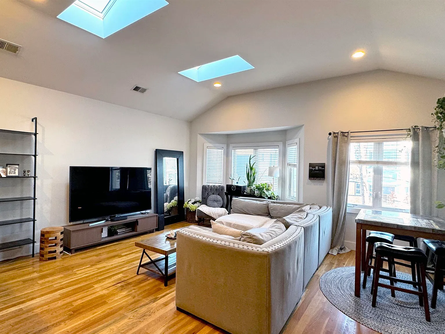 3 bed, 2.0 bath, 1300 sqft, $3,600 — Photo 2