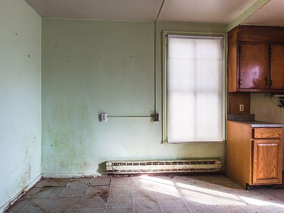 5th image of 352 Old South High St