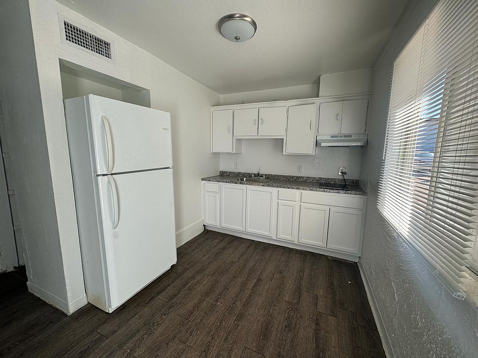 1st image of 814 E Siesta Dr
