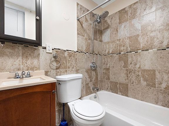 4th image of 2310 Cambreleng Ave