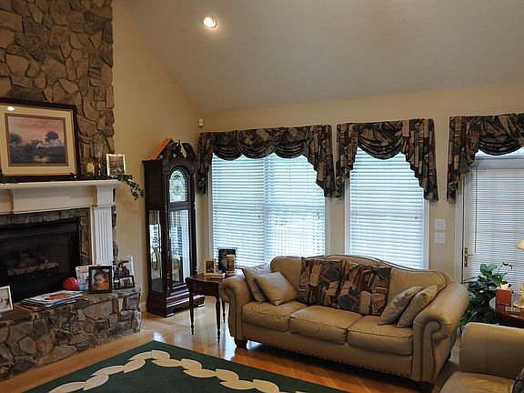 2nd image of 129 Ancient Oaks Dr