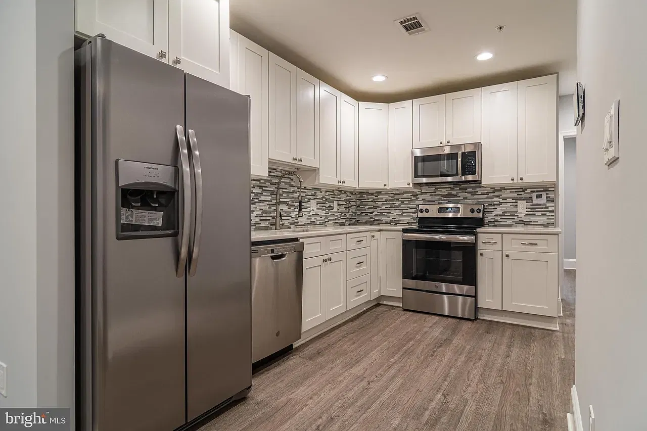 2 bed, 850 sqft, $2,100 — Photo 2