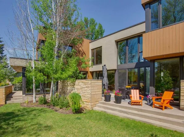 3038 W 4th St SW, Calgary, AB T2S 1X8