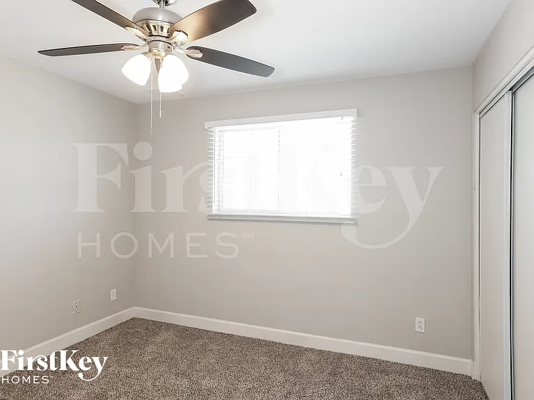 1233 W 16th St — Photo 12
