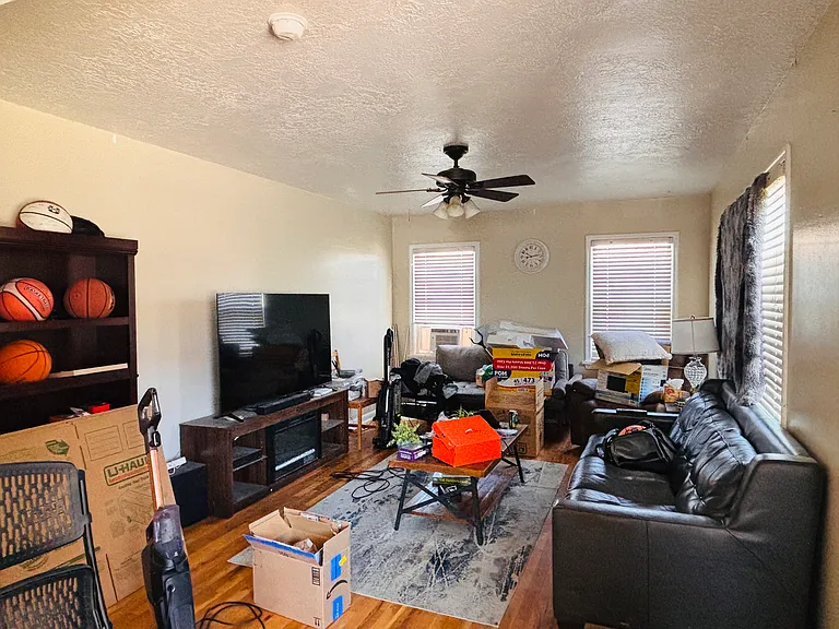 1368 Davis Ave — Photo 3