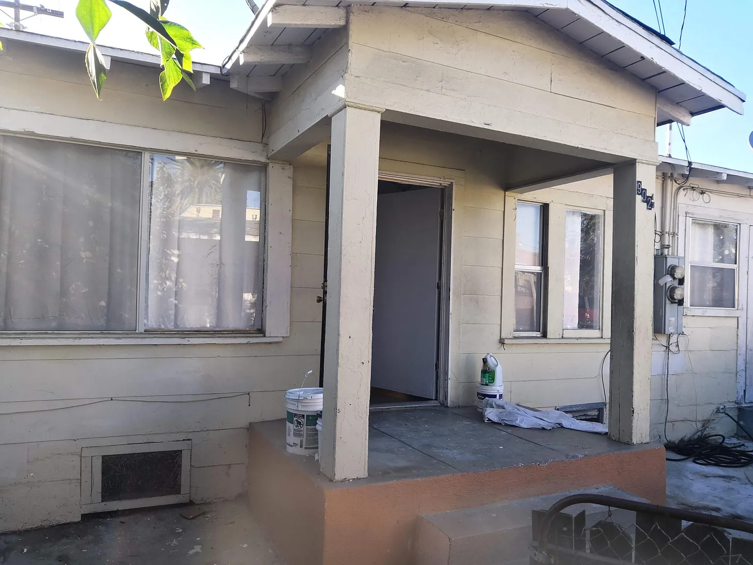 W 52nd St, Los Angeles — Photo 1