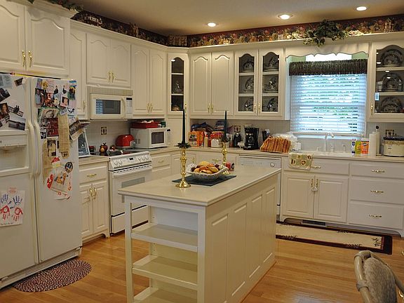 4th image of 129 Ancient Oaks Dr