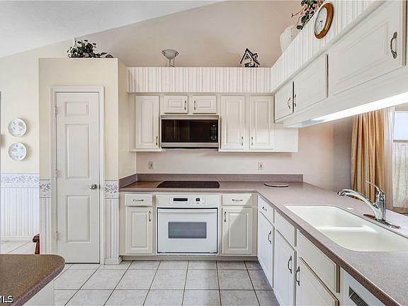 4th image of 372 Fox Den Cir