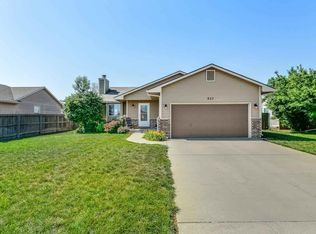 827 E Peach Ave, Haysville, KS 67060