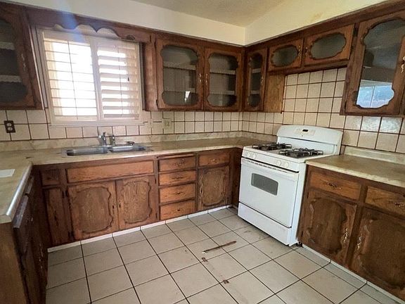 3rd image of 1152 E Drummond Ave