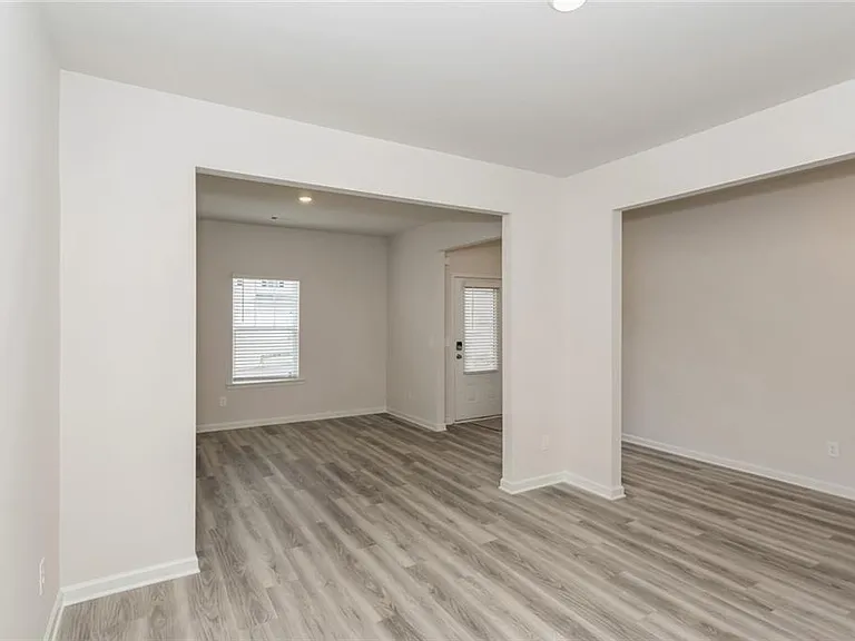 668 Mackenzie Cv — Photo 14