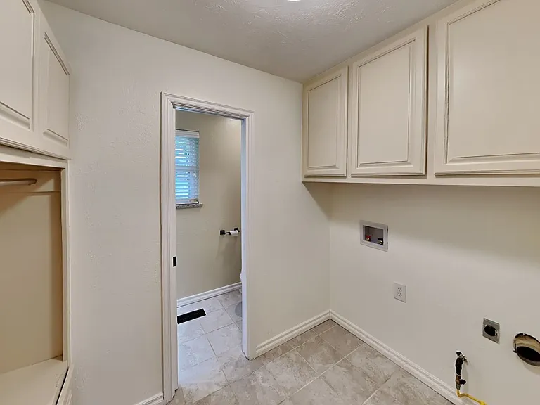 908 East Dr — Photo 23