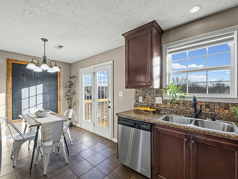 1304 Freedom Dr — Photo 12