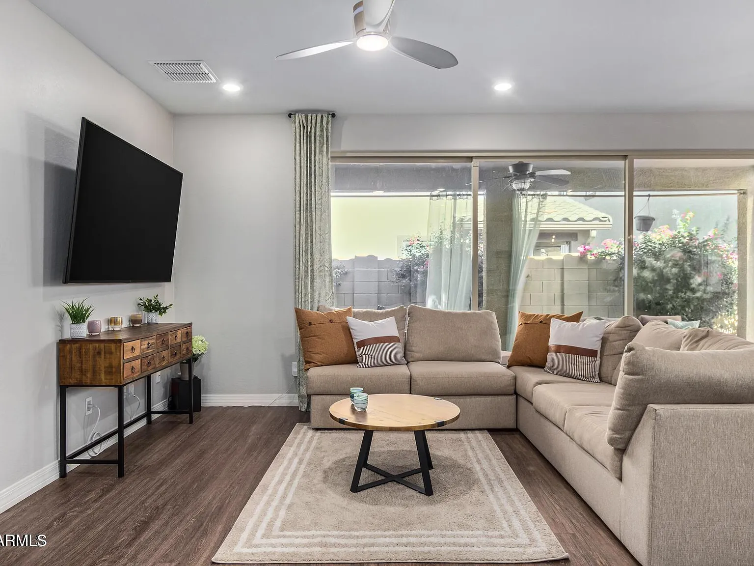3 bed, 2.0 bath, 1550 sqft, $2,200 — Photo 3