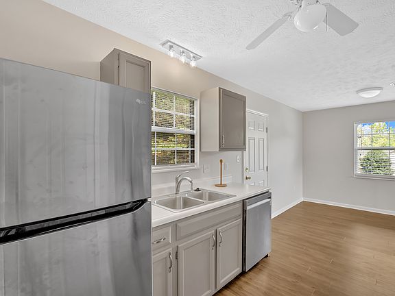 4th image of 715 Panther Creek Ct