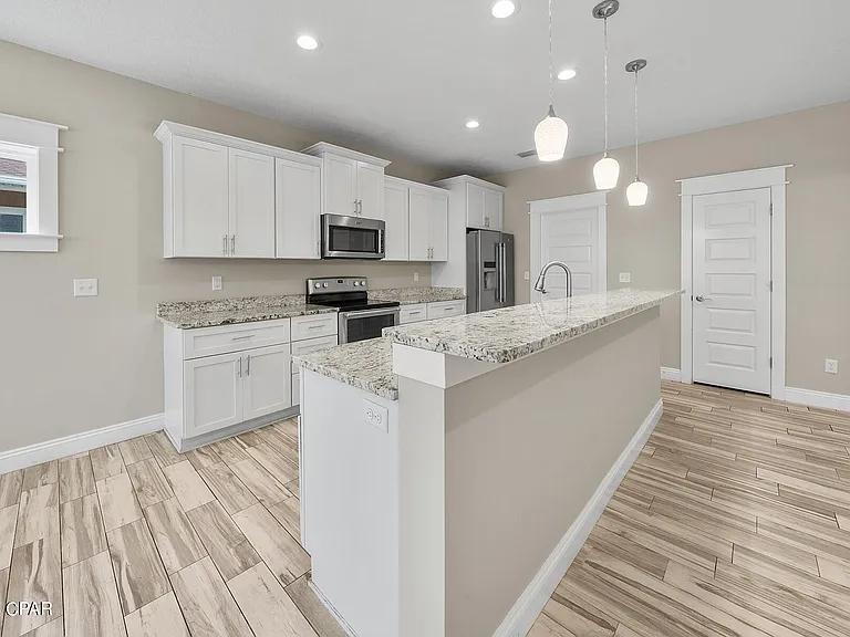 305 Evergreen St — Photo 3