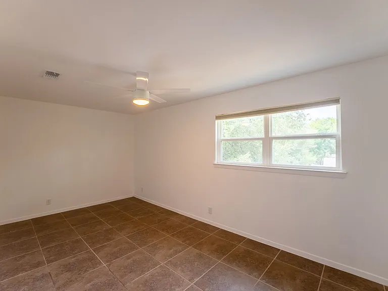 1307 Berkshire Dr — Photo 32