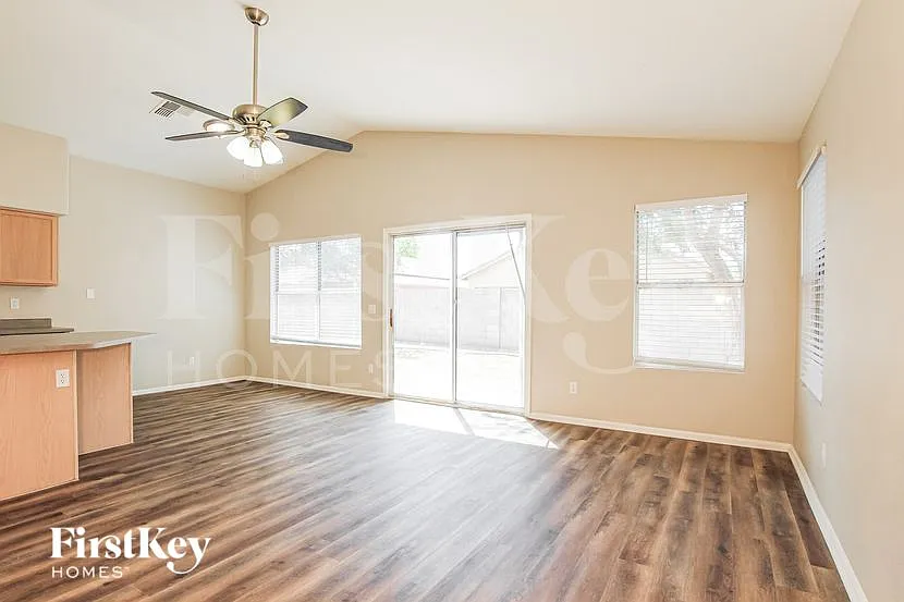 3 bed, 2.0 bath, 1502 sqft, $1,745 — Photo 2