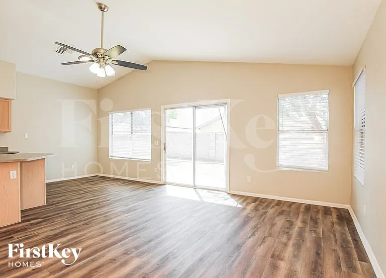 15615 W Watkins St — Photo 2