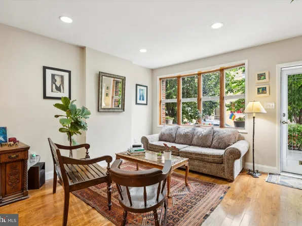 827 Moore St, Philadelphia, PA 19148
