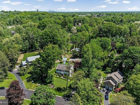 3rd image of 16 Oak Knoll Dr