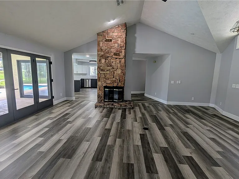 768 E Jenkins Ct — Photo 4