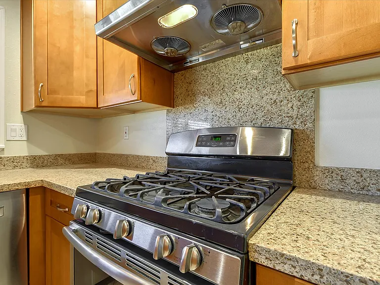 2448 Whitethorne Dr — Photo 15