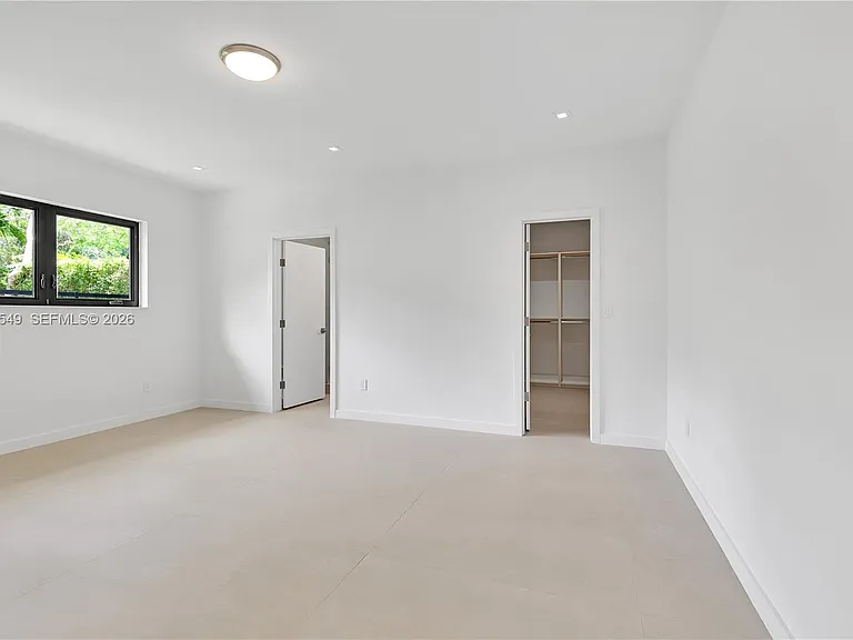 950 Bayamo Ave — Photo 35