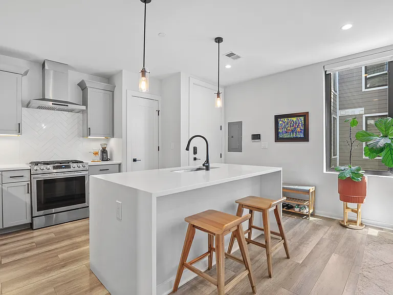 2612 University Pl NW #6 — Photo 11