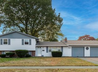 12 Manor Dr, Peabody, MA 01960
