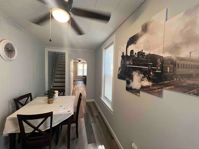 915 Perry St — Photo 2