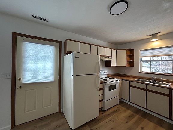 3rd image of 917 Clay St N #3