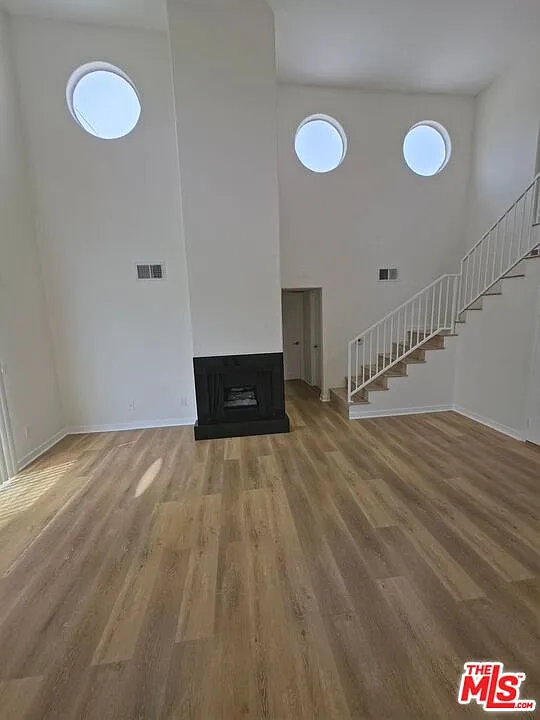 2 bed, 2.0 bath, 1300 sqft, $4,295 — Photo 2
