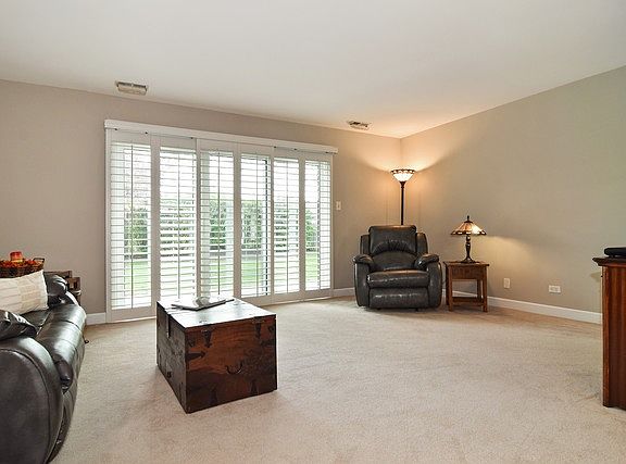 3rd image of 1089 Mohegan Ln
