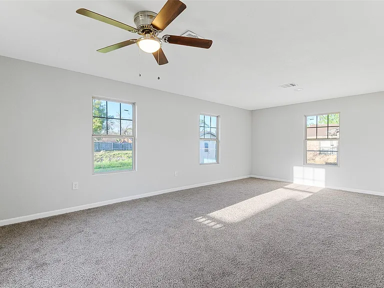 986 Dewalt St — Photo 3