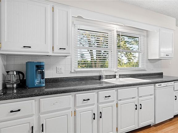 4th image of 209 Markham Ct